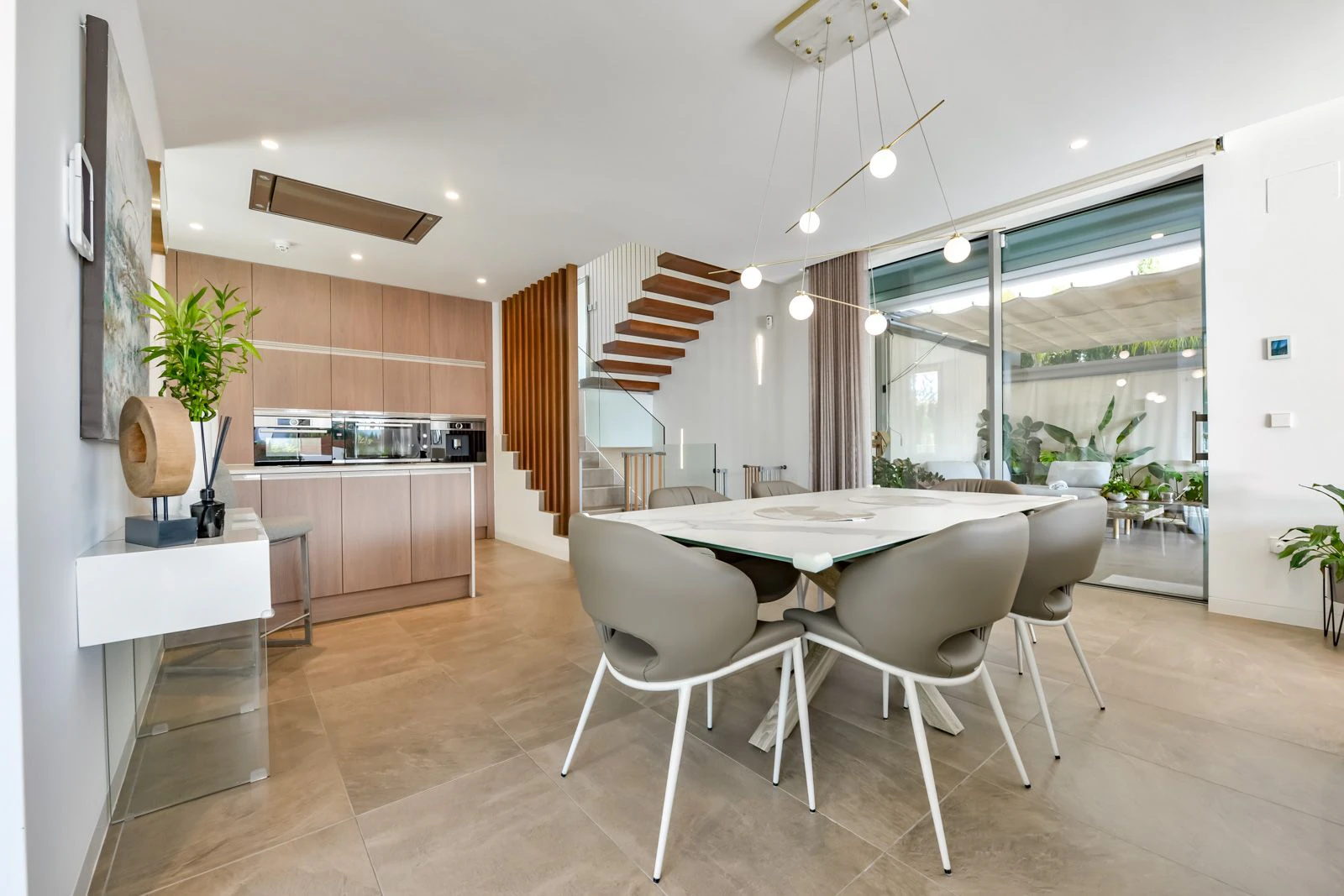 Moderne luxe villa in Sierra Cortina met een groot perceel