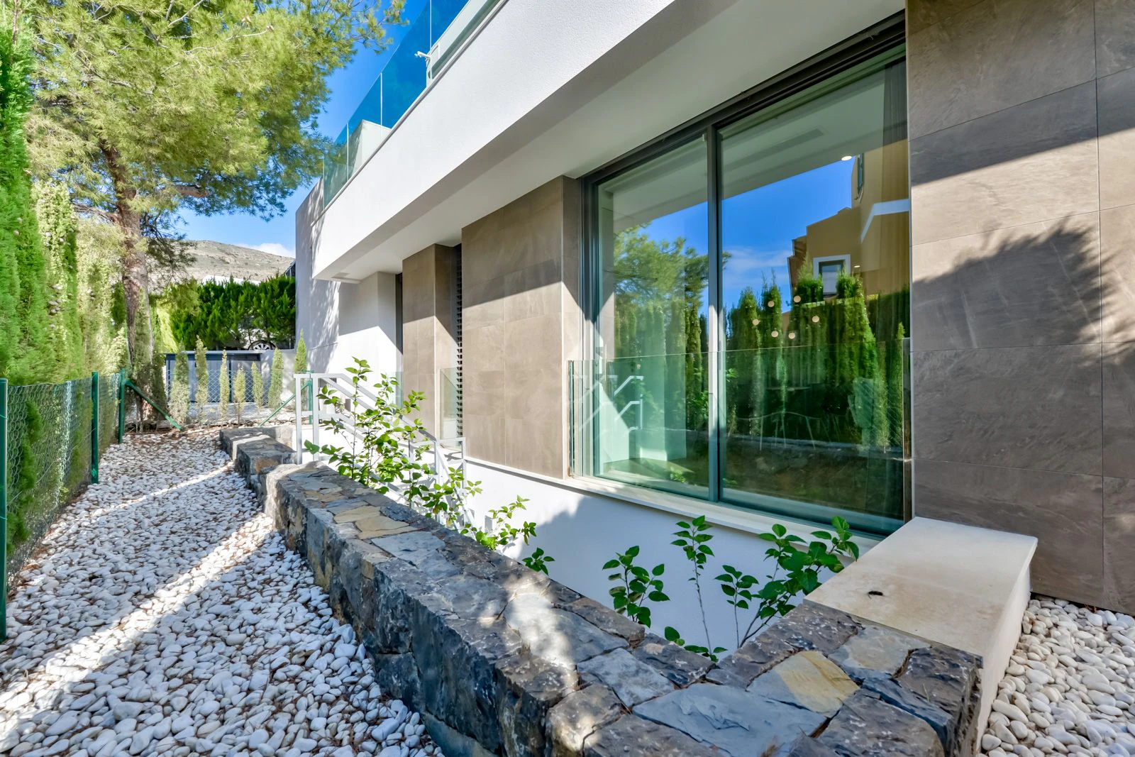 Moderne luxe villa in Sierra Cortina met een groot perceel