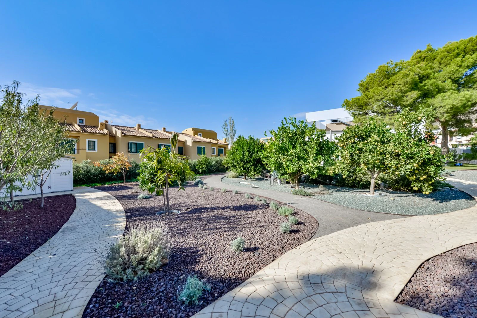Moderne luxe villa in Sierra Cortina met een groot perceel