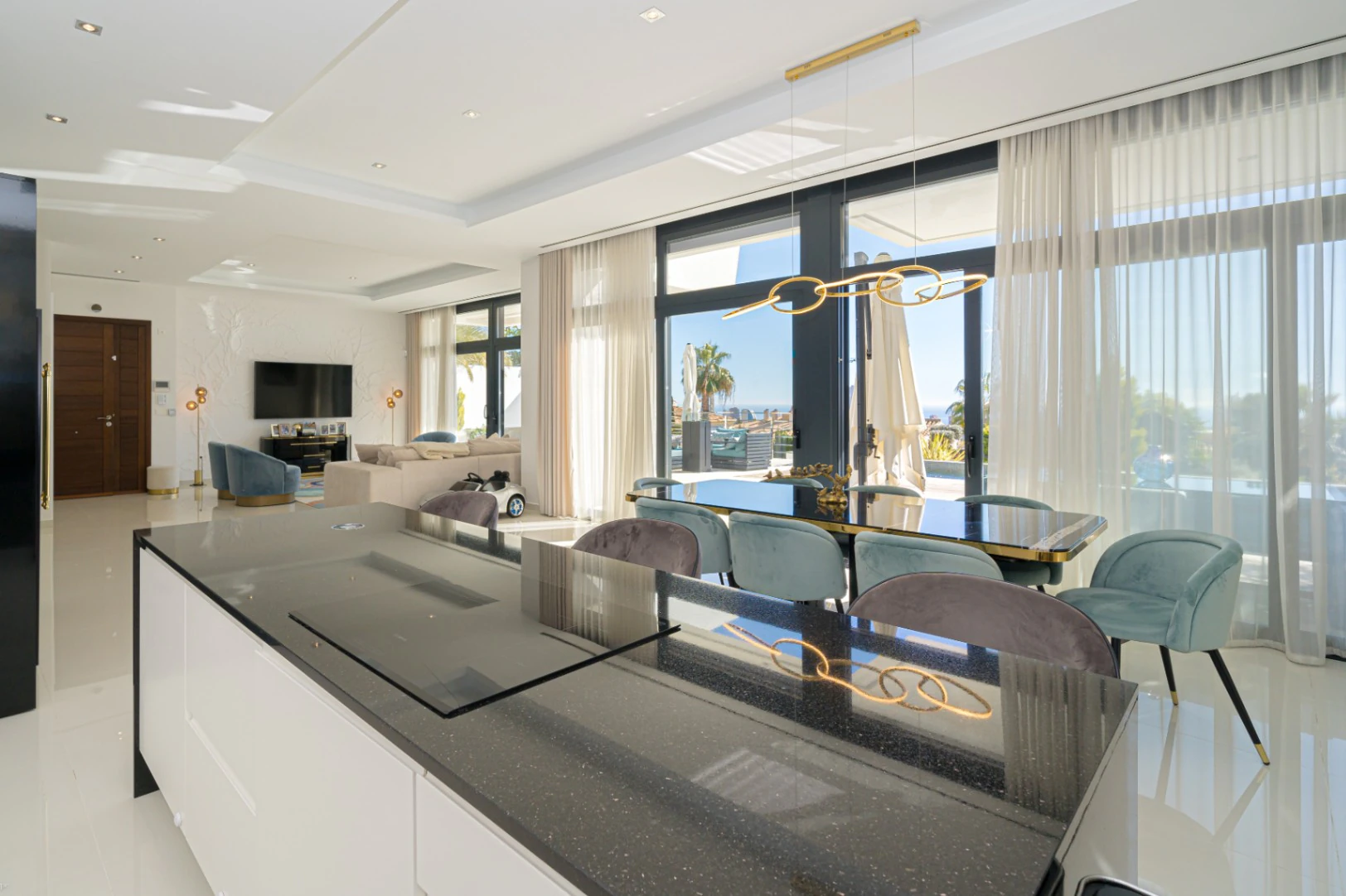 Ruime moderne villa met indrukwekkend uitzicht op zee