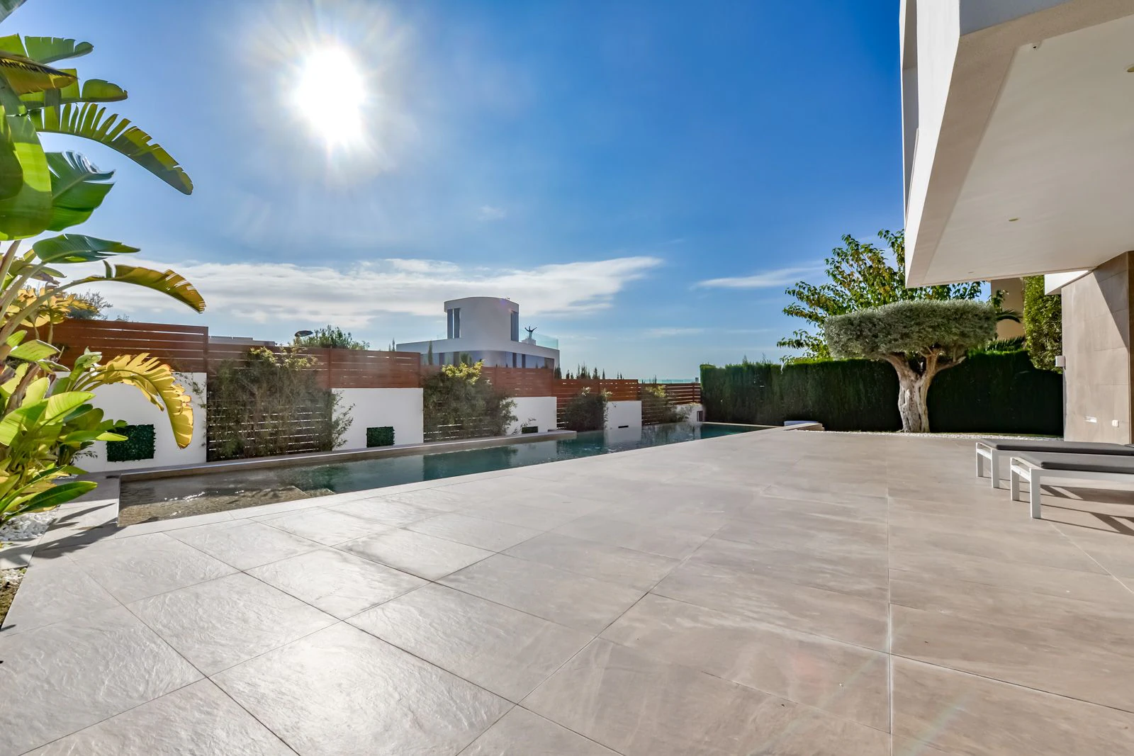Moderne luxe villa in Sierra Cortina met een groot perceel