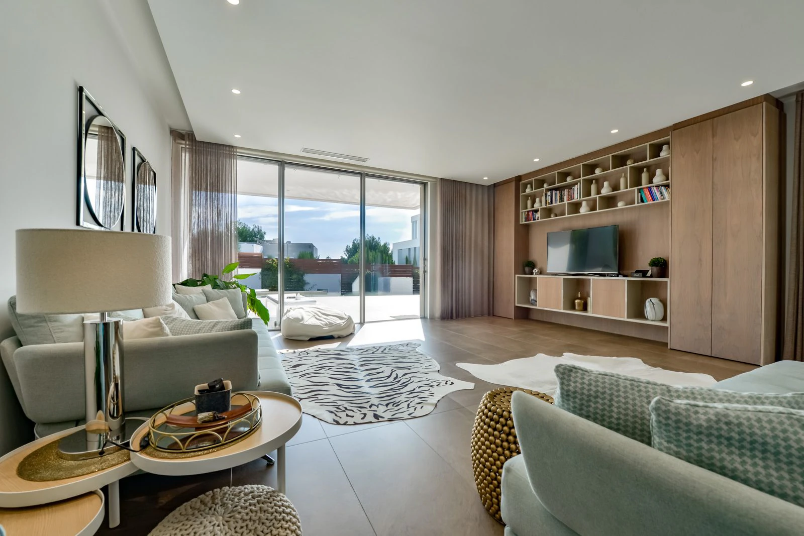Moderne luxe villa in Sierra Cortina met een groot perceel