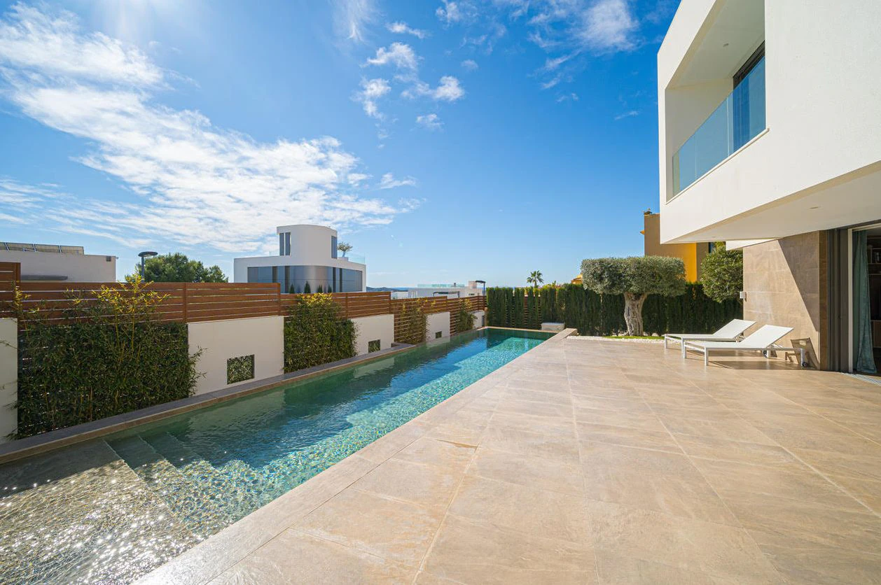 Moderne luxe villa in Sierra Cortina met een groot perceel