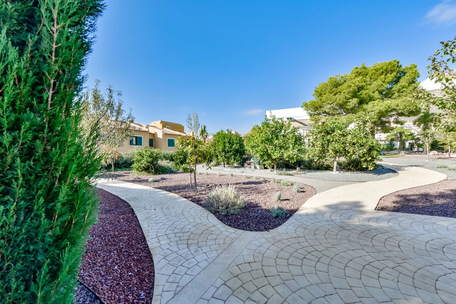 Moderne luxe villa in Sierra Cortina met een groot perceel