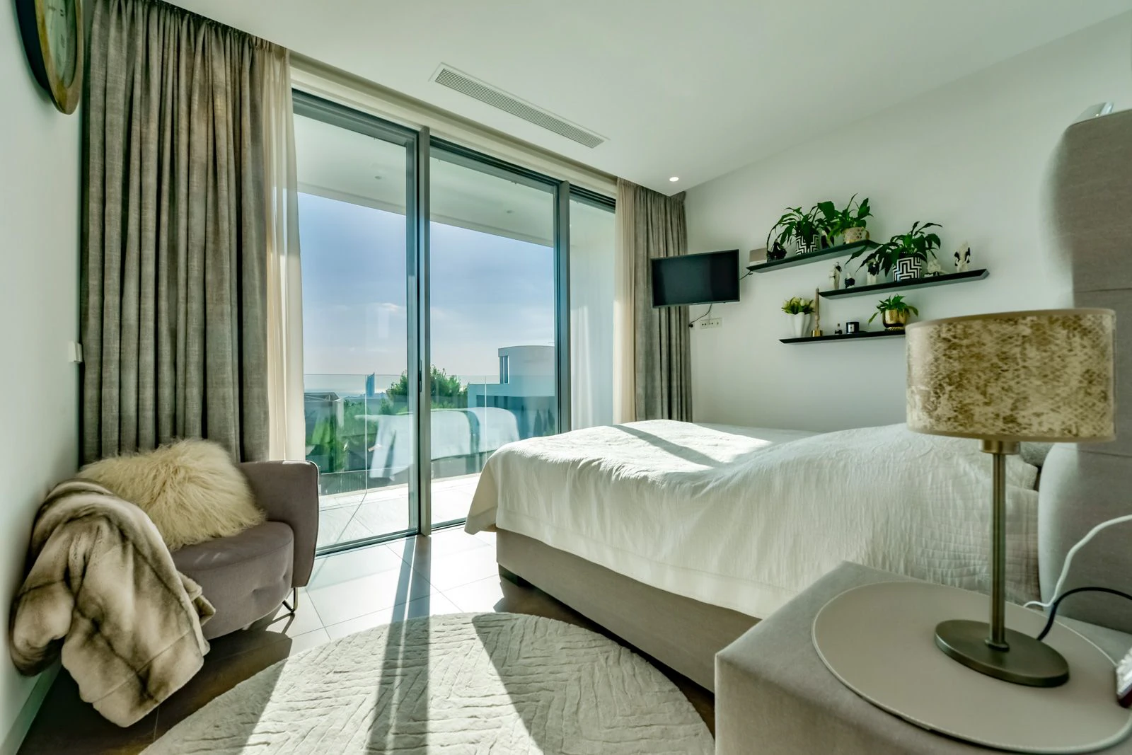 Moderne luxe villa in Sierra Cortina met een groot perceel