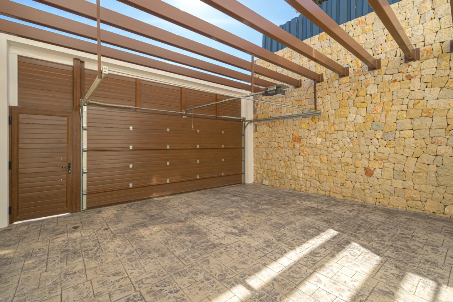 Ruime moderne villa met indrukwekkend uitzicht op zee
