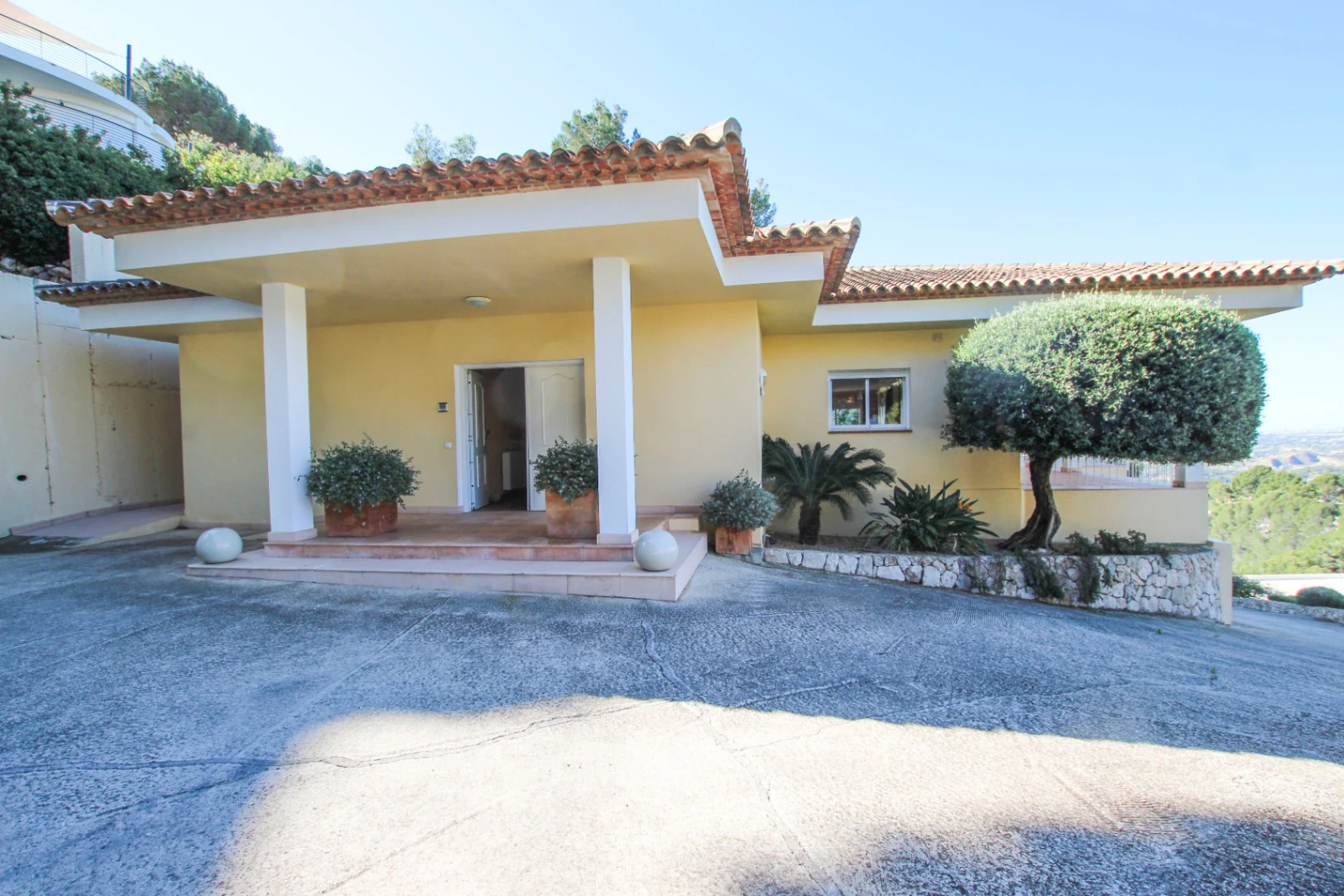 Altea: Ruime gelijkvloerse villa met panoramisch zeezicht