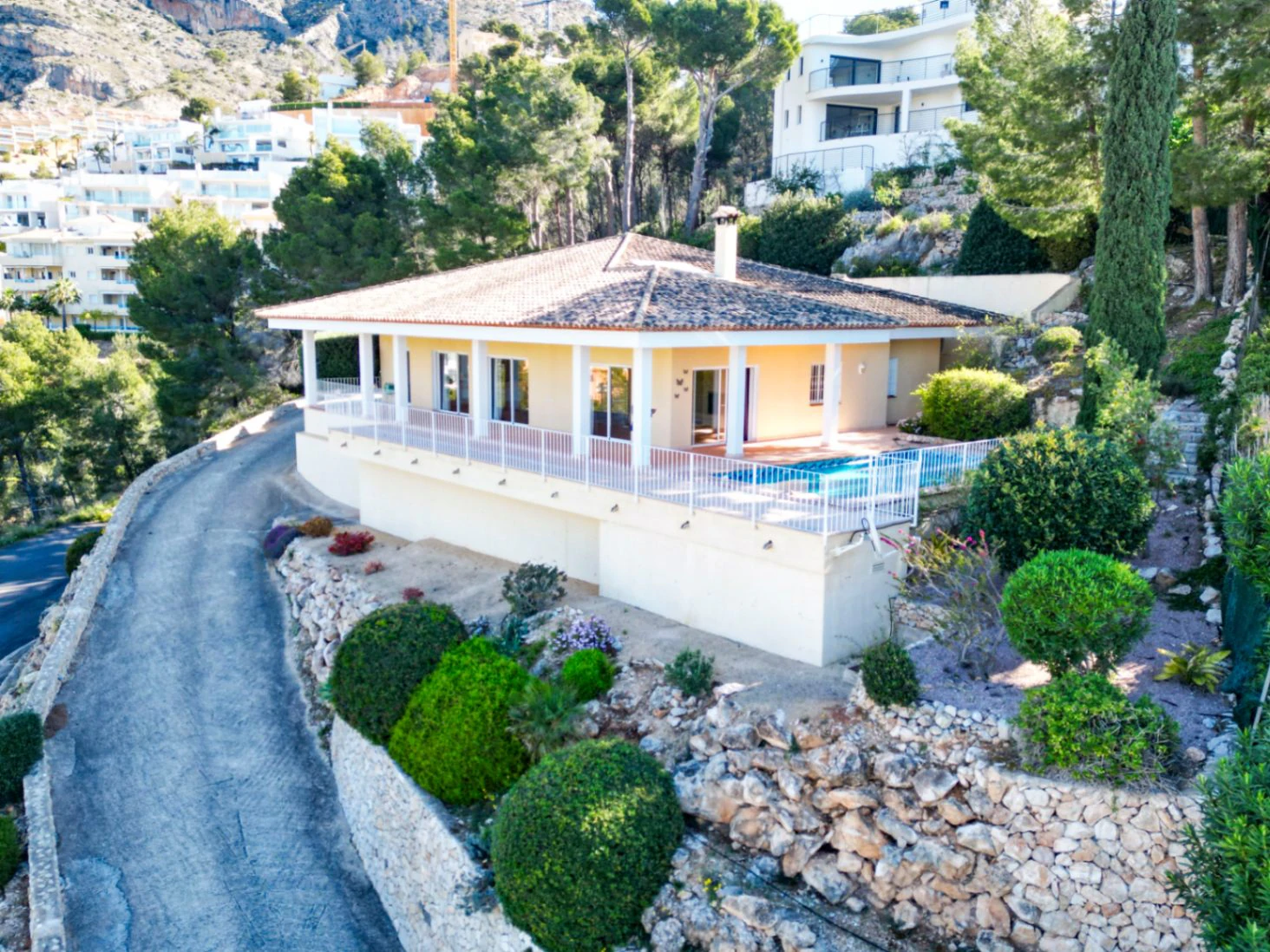 Altea: Ruime gelijkvloerse villa met panoramisch zeezicht
