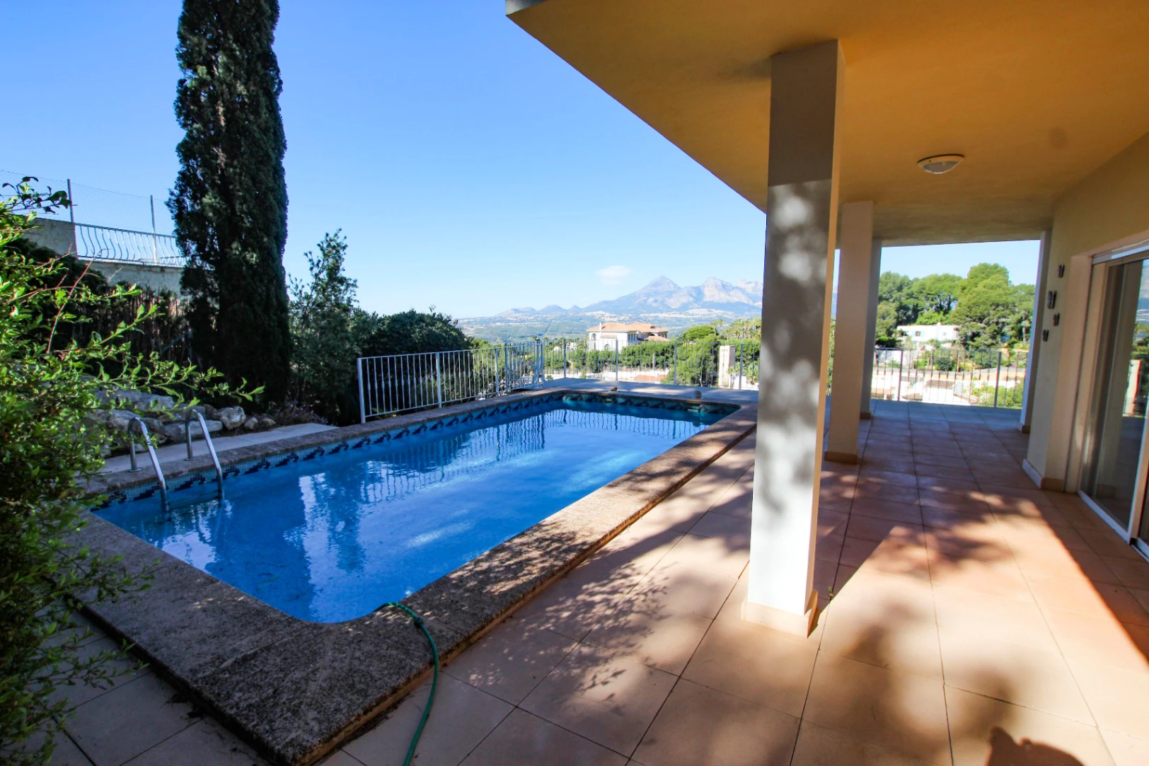 Altea: Ruime gelijkvloerse villa met panoramisch zeezicht