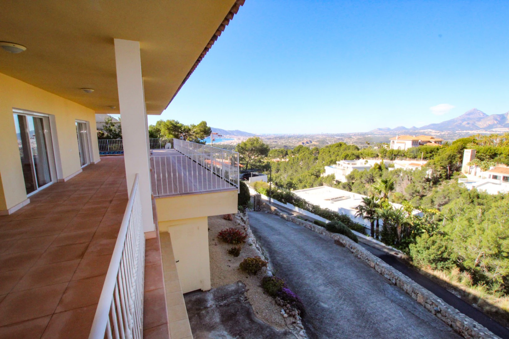 Altea: Ruime gelijkvloerse villa met panoramisch zeezicht
