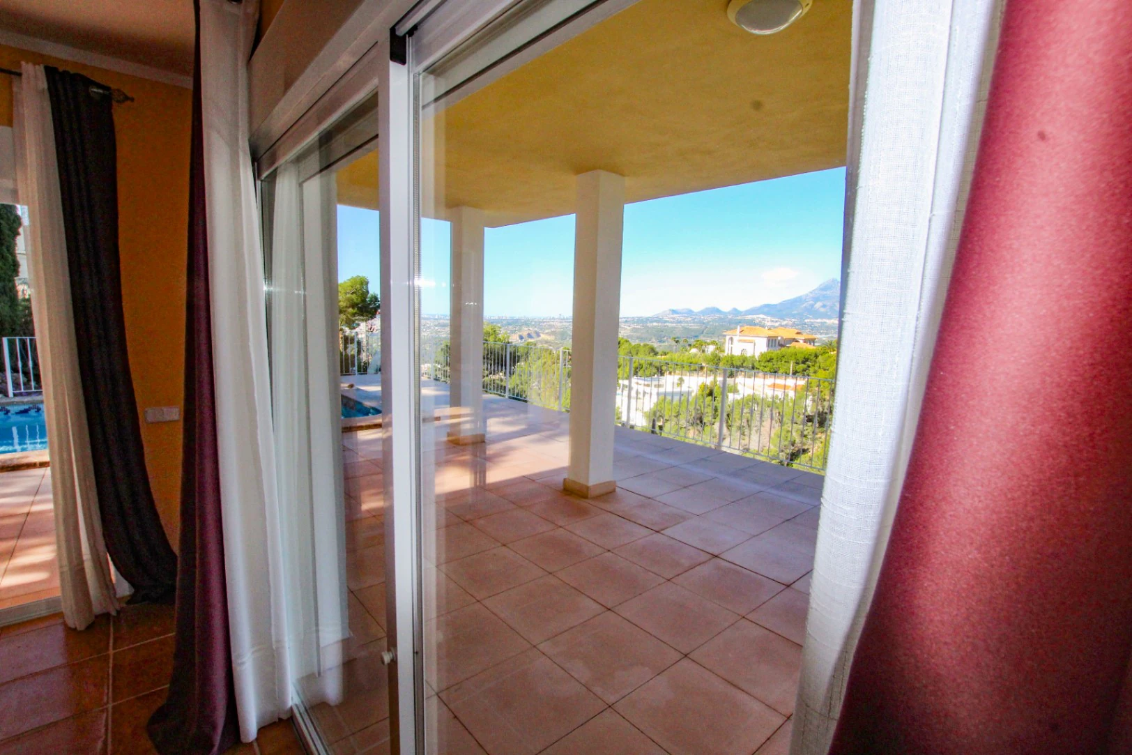 Altea: Ruime gelijkvloerse villa met panoramisch zeezicht