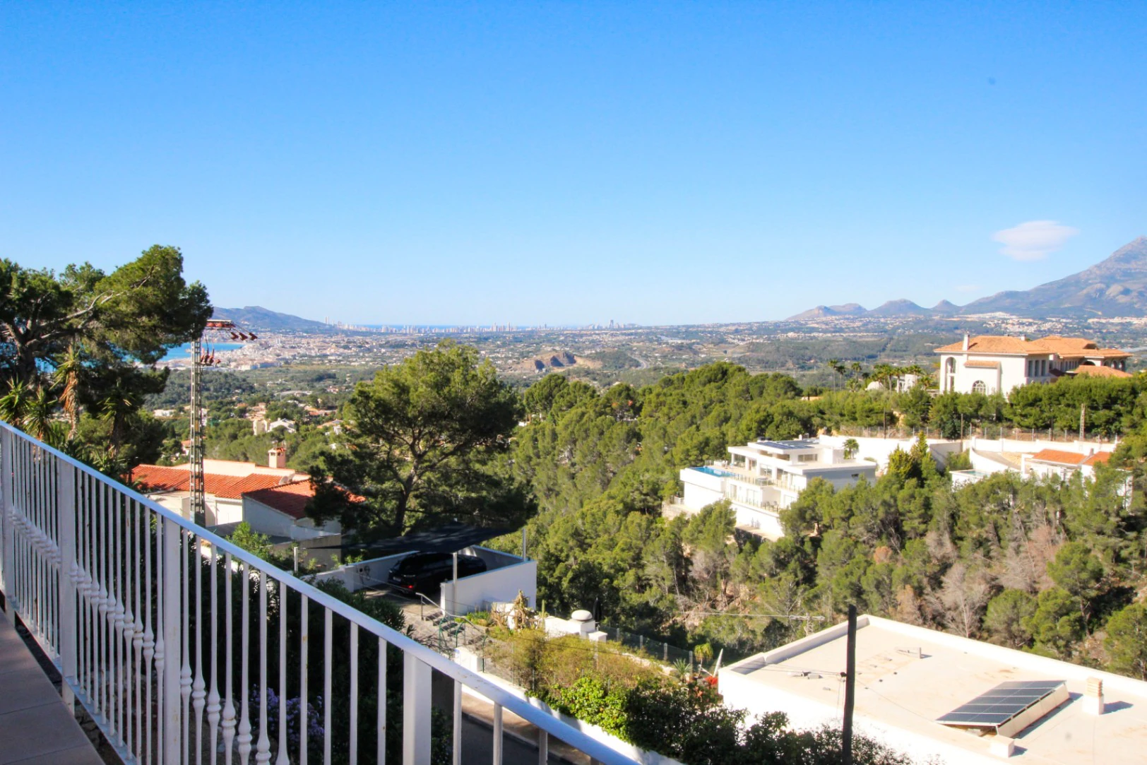 Altea: Ruime gelijkvloerse villa met panoramisch zeezicht
