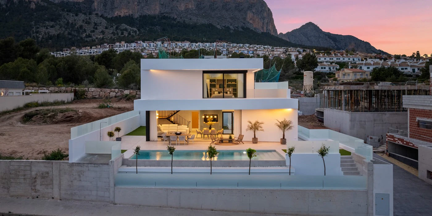 Polop: Moderne exclusieve villa met 4 slaapkamers