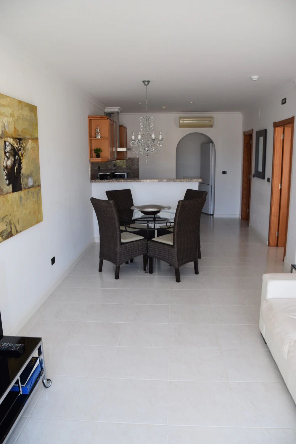 Benissa La Fustera: Ruim 2‑slaapkamerappartement op eerste verdieping — zonovergoten terras en schitterend zwembadzicht