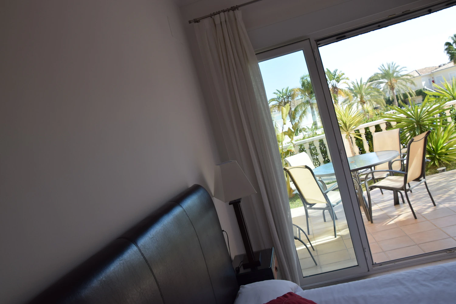 Benissa La Fustera: Ruim 2‑slaapkamerappartement op eerste verdieping — zonovergoten terras en schitterend zwembadzicht