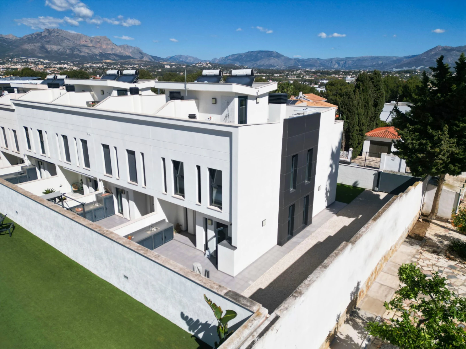 Albir: Moderne hoekwoning met veel licht op wandelafstand van het centrum