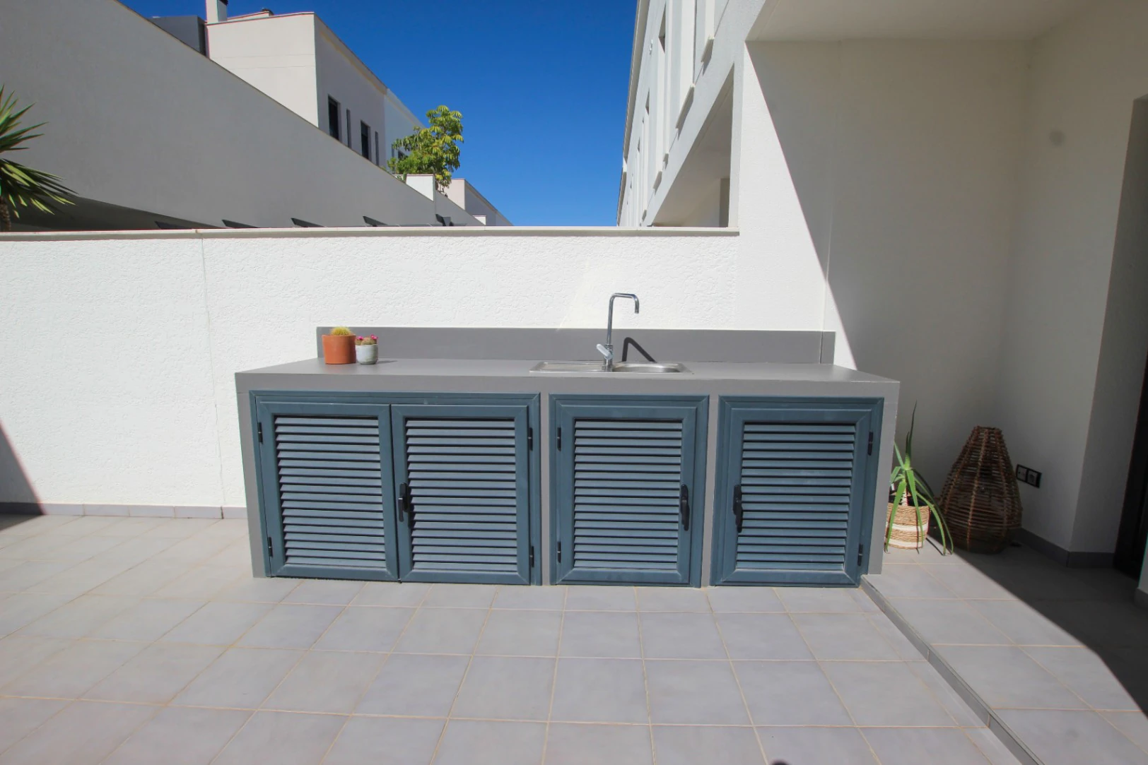 Albir: Moderne hoekwoning met veel licht op wandelafstand van het centrum