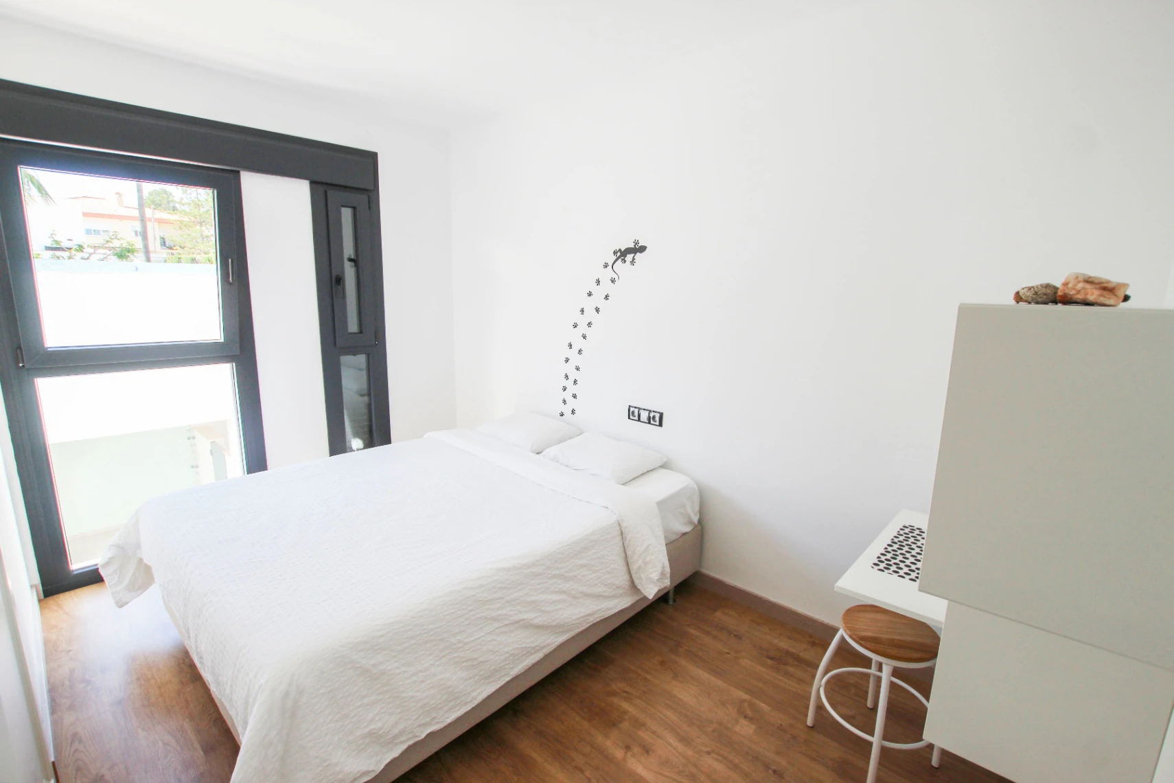 Albir: Moderne hoekwoning met veel licht op wandelafstand van het centrum