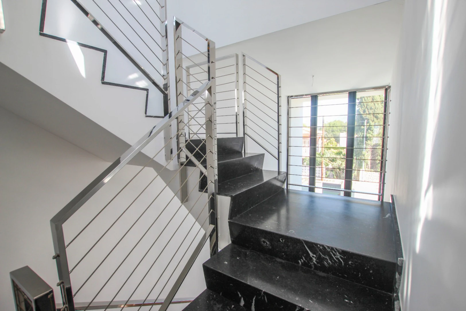 Albir: Moderne hoekwoning met veel licht op wandelafstand van het centrum