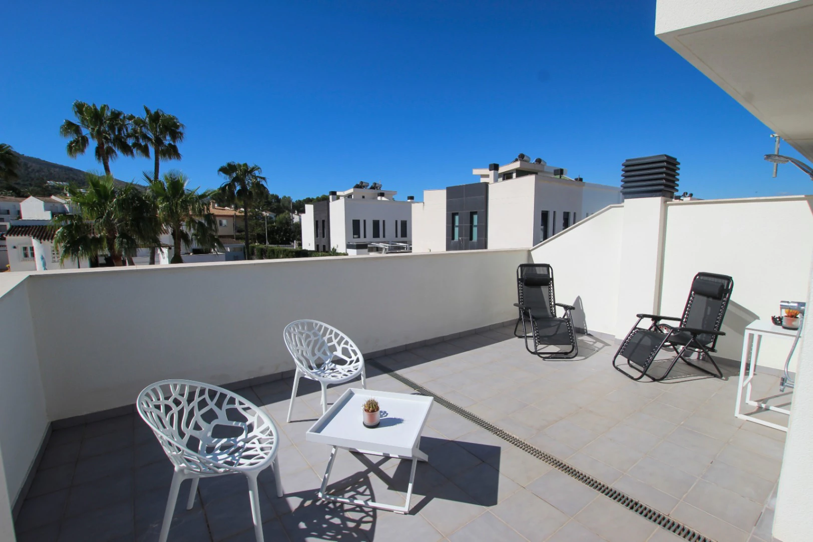 Albir: Moderne hoekwoning met veel licht op wandelafstand van het centrum
