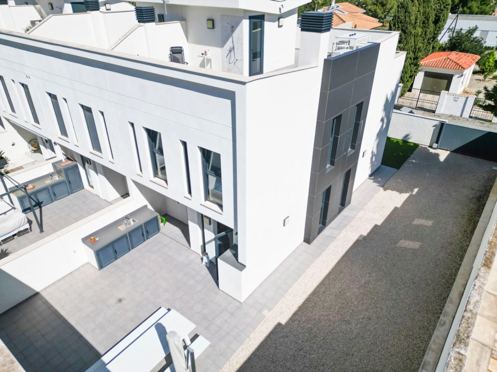 Albir: Moderne hoekwoning met veel licht op wandelafstand van het centrum