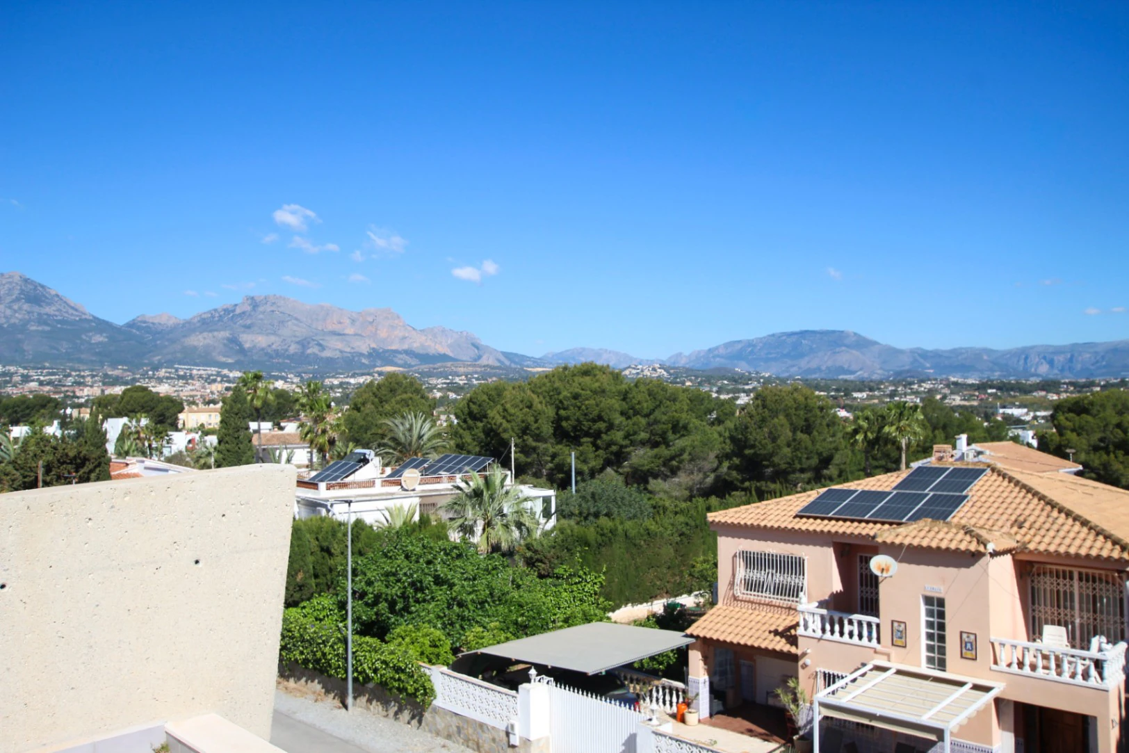 Albir: Moderne hoekwoning met veel licht op wandelafstand van het centrum