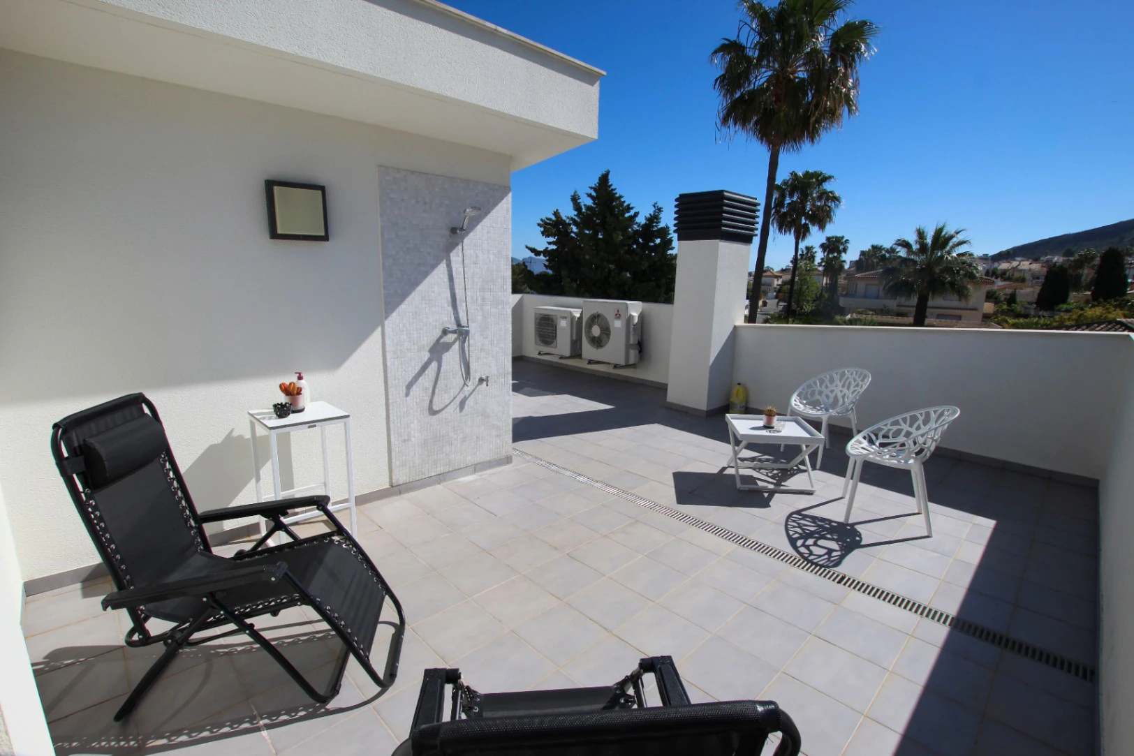 Albir: Moderne hoekwoning met veel licht op wandelafstand van het centrum