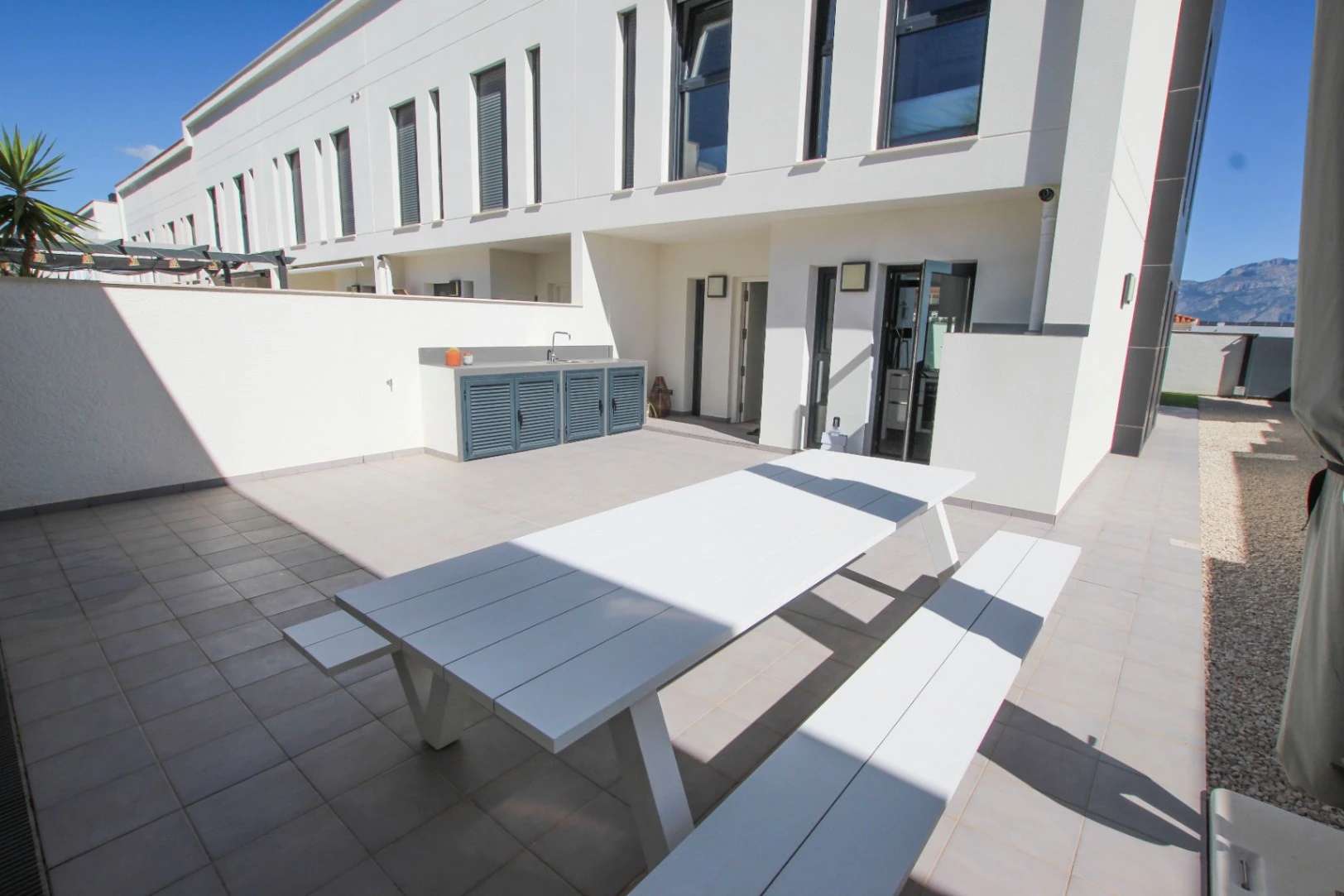 Albir: Moderne hoekwoning met veel licht op wandelafstand van het centrum