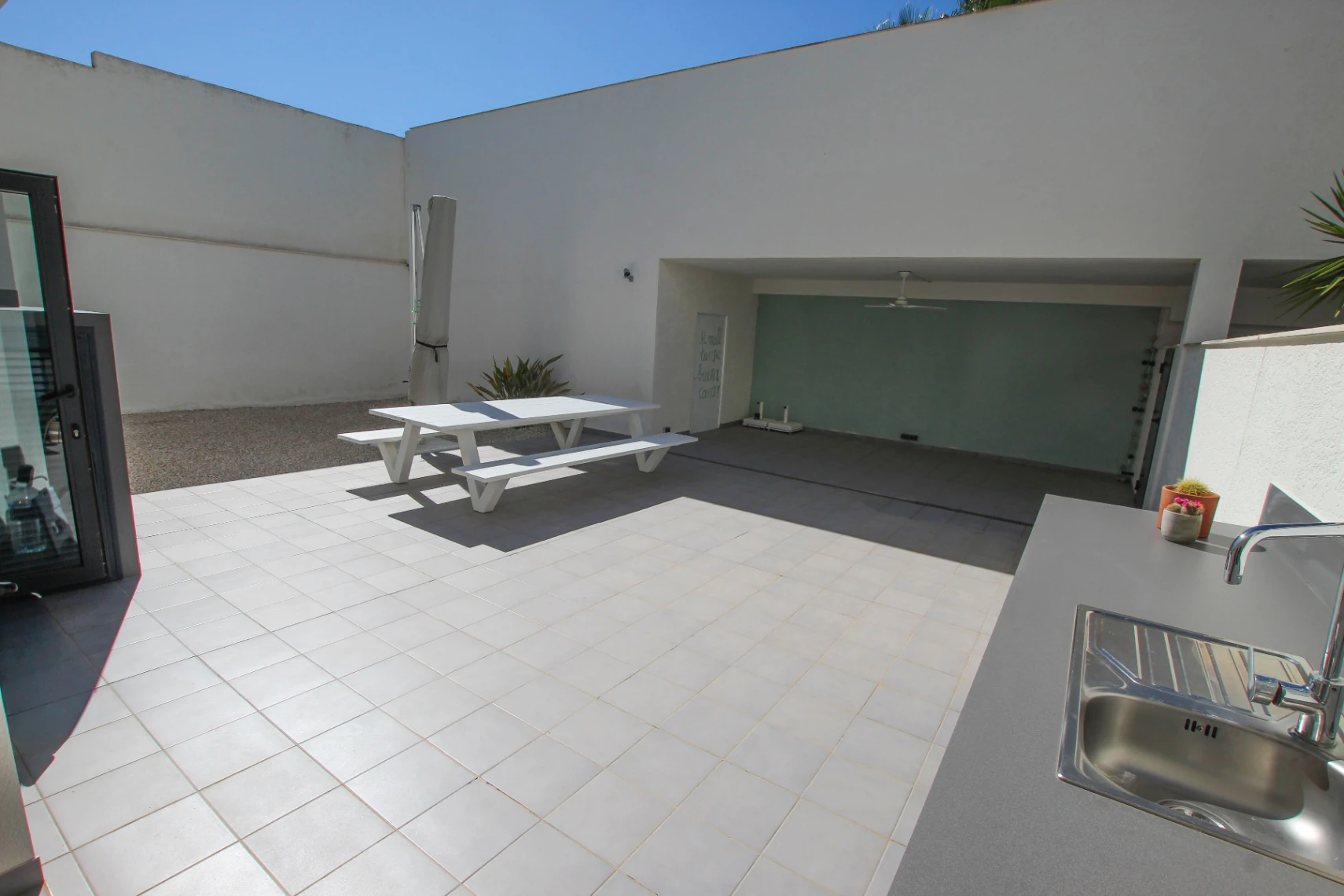 Albir: Moderne hoekwoning met veel licht op wandelafstand van het centrum
