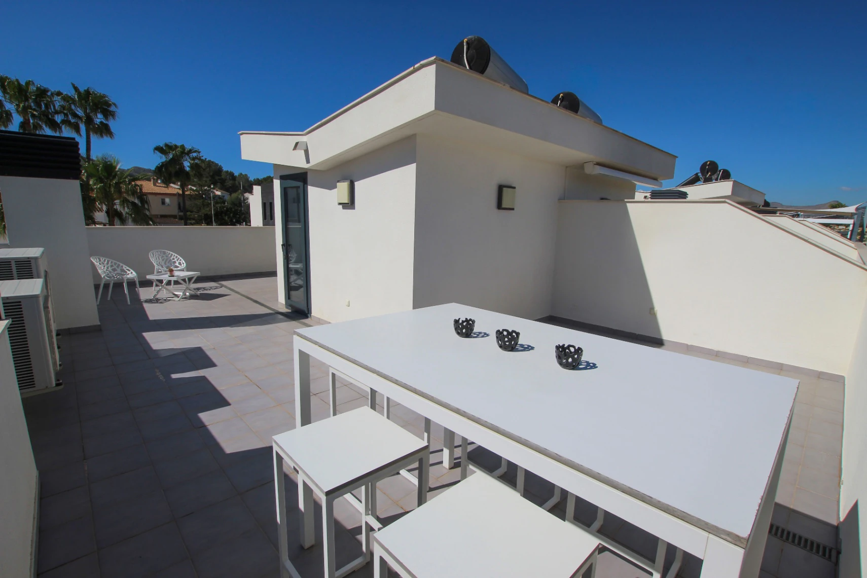 Albir: Moderne hoekwoning met veel licht op wandelafstand van het centrum