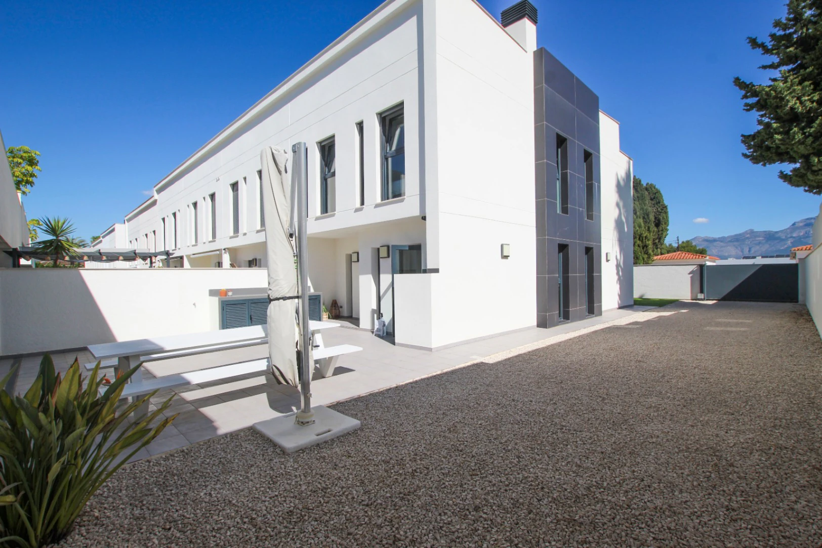Albir: Moderne hoekwoning met veel licht op wandelafstand van het centrum