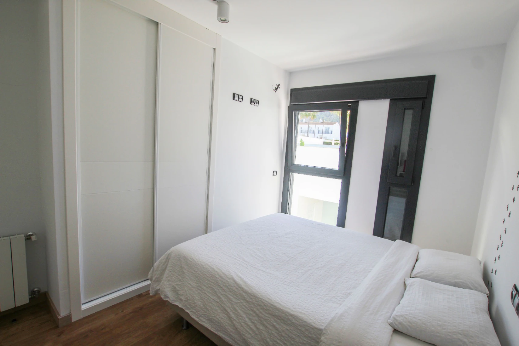 Albir: Moderne hoekwoning met veel licht op wandelafstand van het centrum