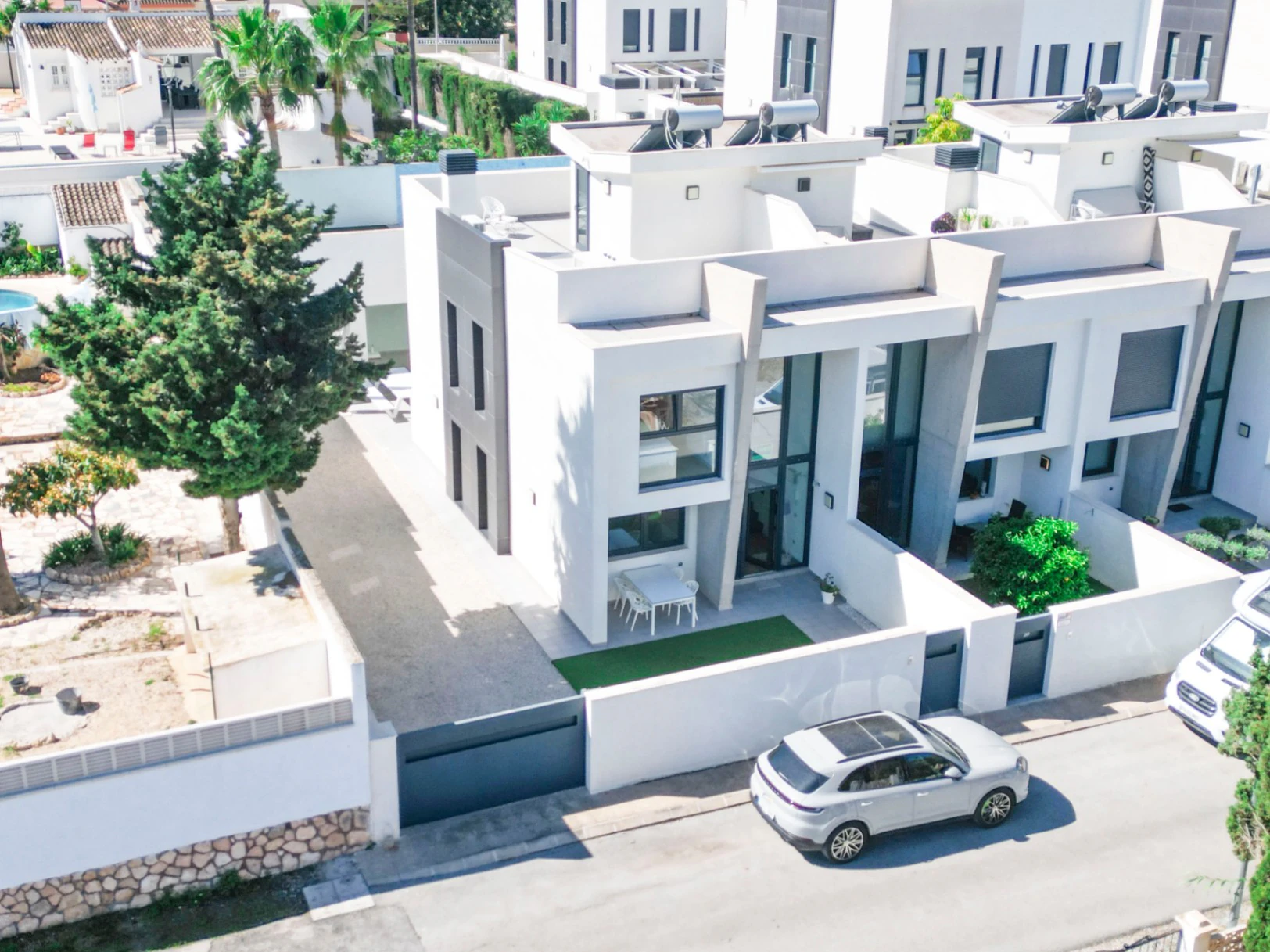 Albir: Moderne hoekwoning met veel licht op wandelafstand van het centrum