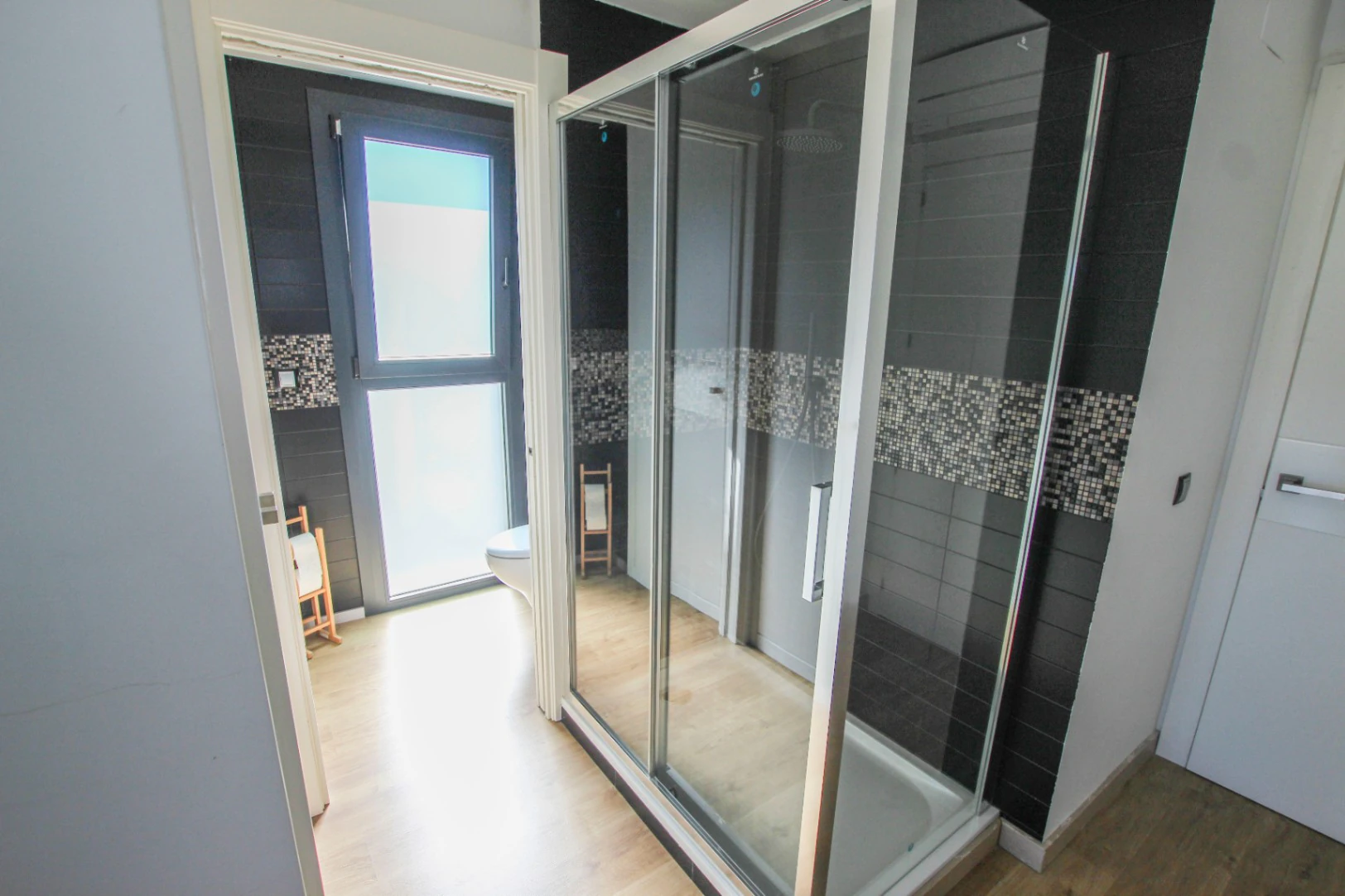 Albir: Moderne hoekwoning met veel licht op wandelafstand van het centrum