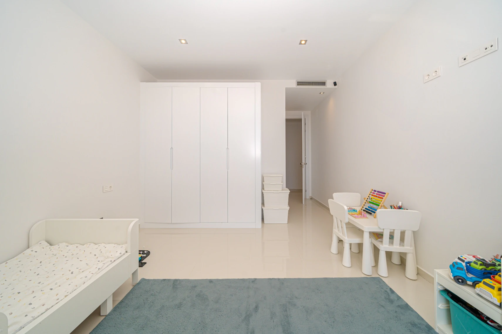 Villa moderne spacieuse avec des vues imprenables sur la mer.