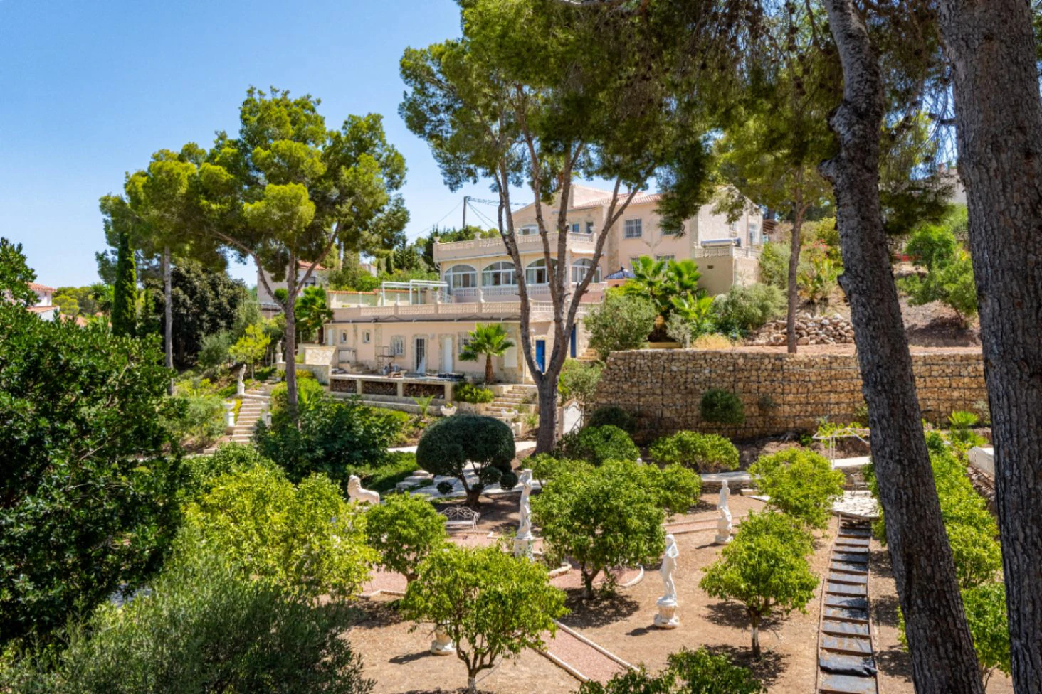 Villa de luxe sur un terrain de 5943 m2 avec vue panoramique.