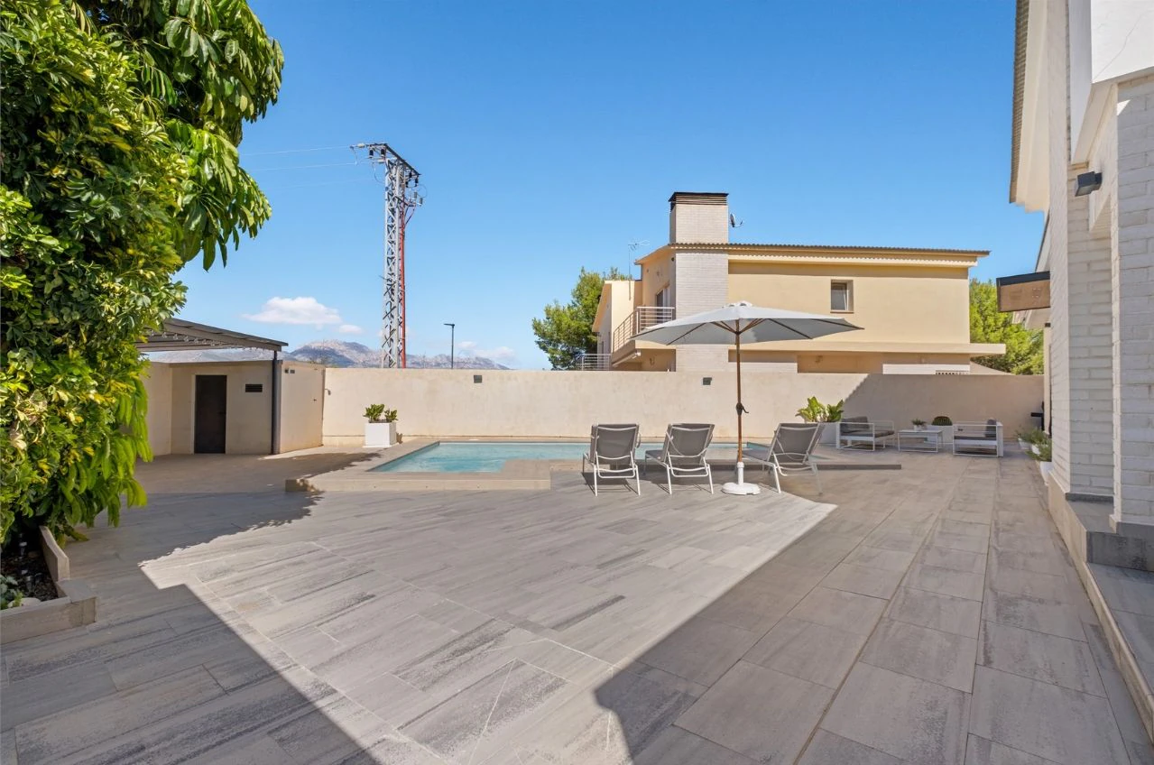 Villa moderne de deux habitations avec piscine, à deux pas de tous les services.