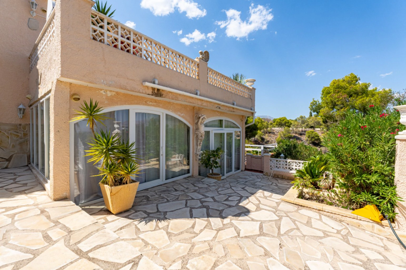 Villa de luxe sur un terrain de 5943 m2 avec vue panoramique.