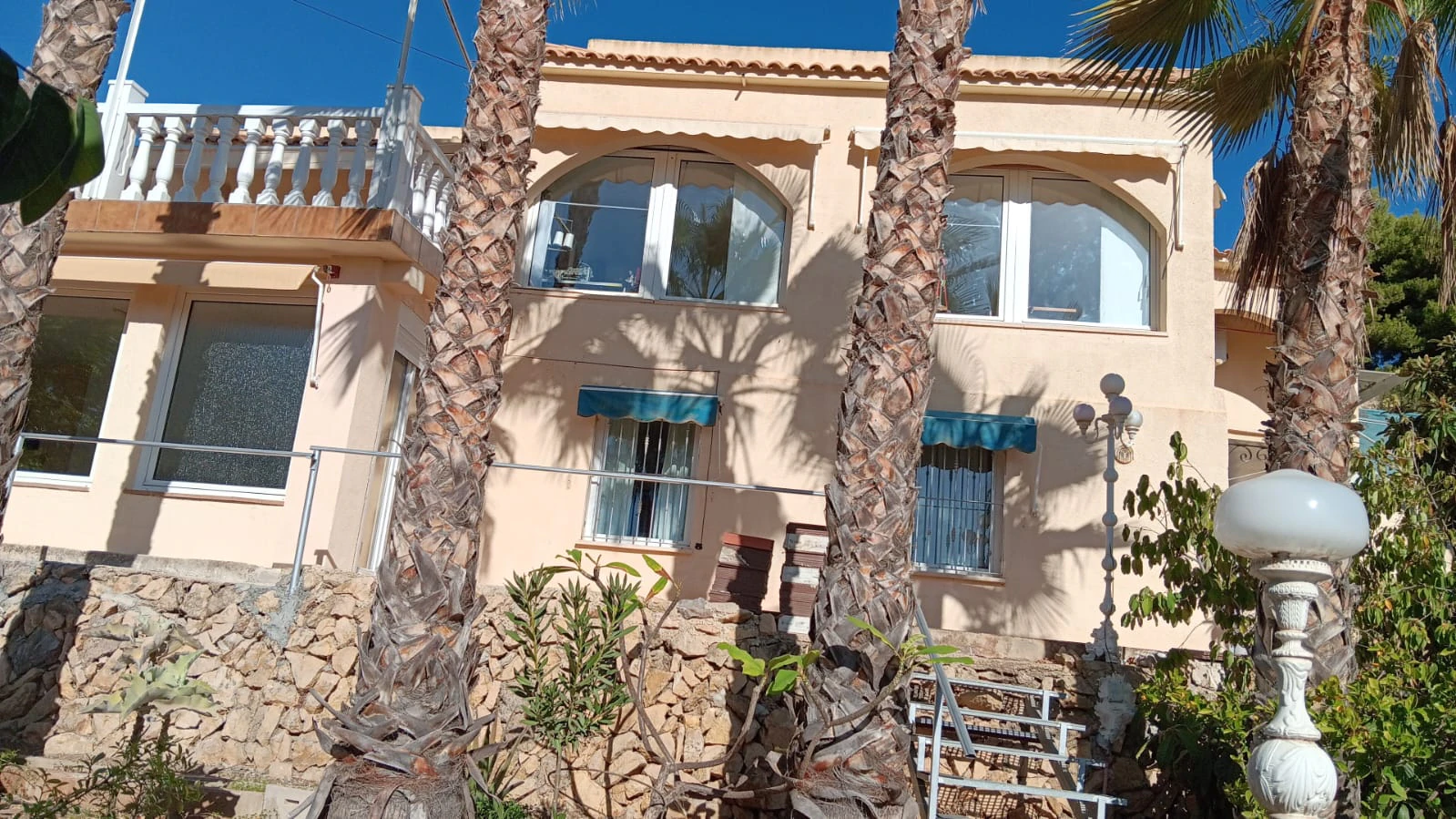 Villa à La Nucia avec un grand terrain.