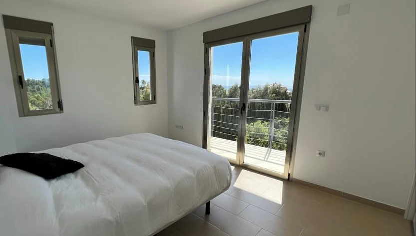 Villa moderne à Altea la Vella avec vue sur la mer et la montagne.