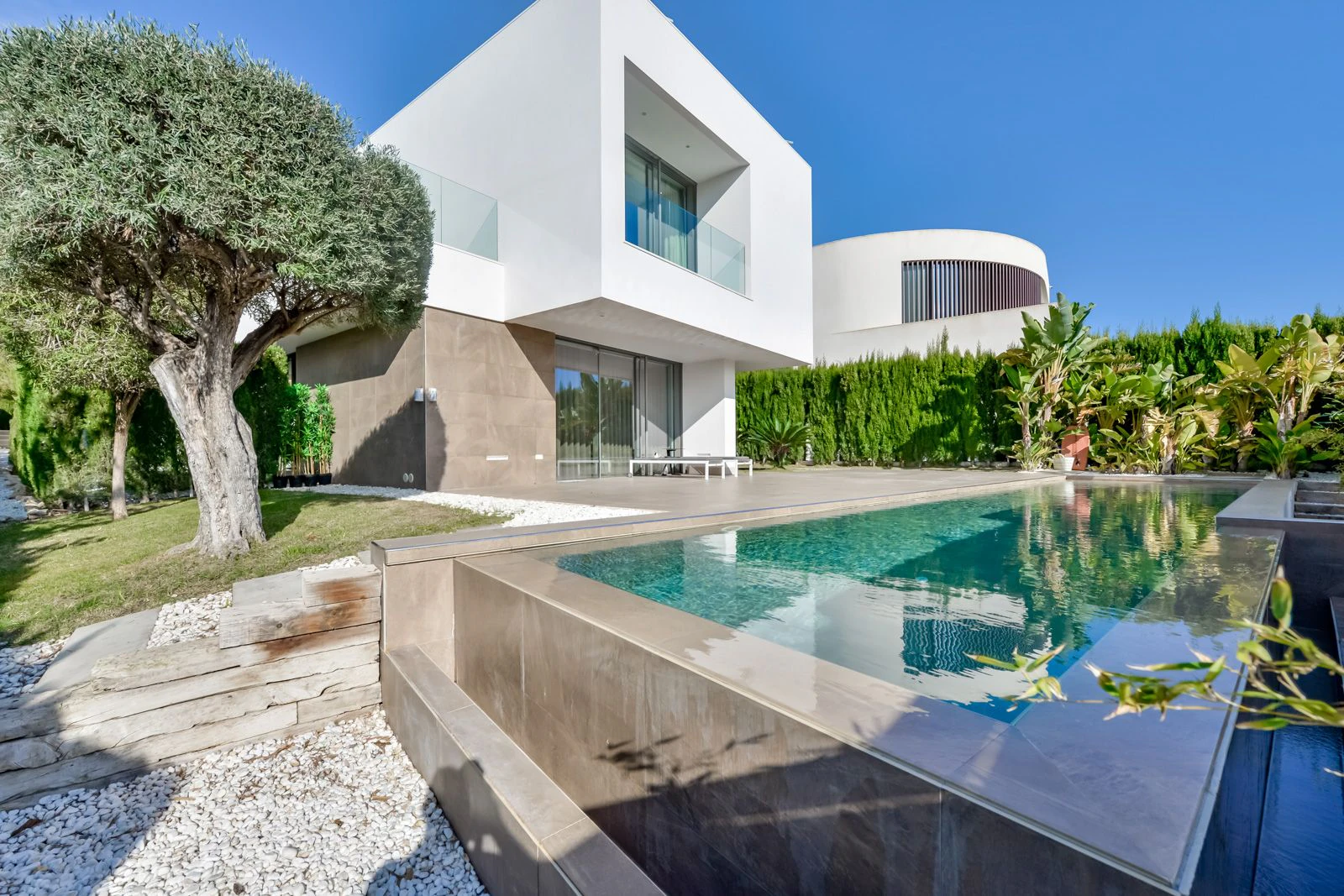 Moderne luxe villa in Sierra Cortina met een groot perceel