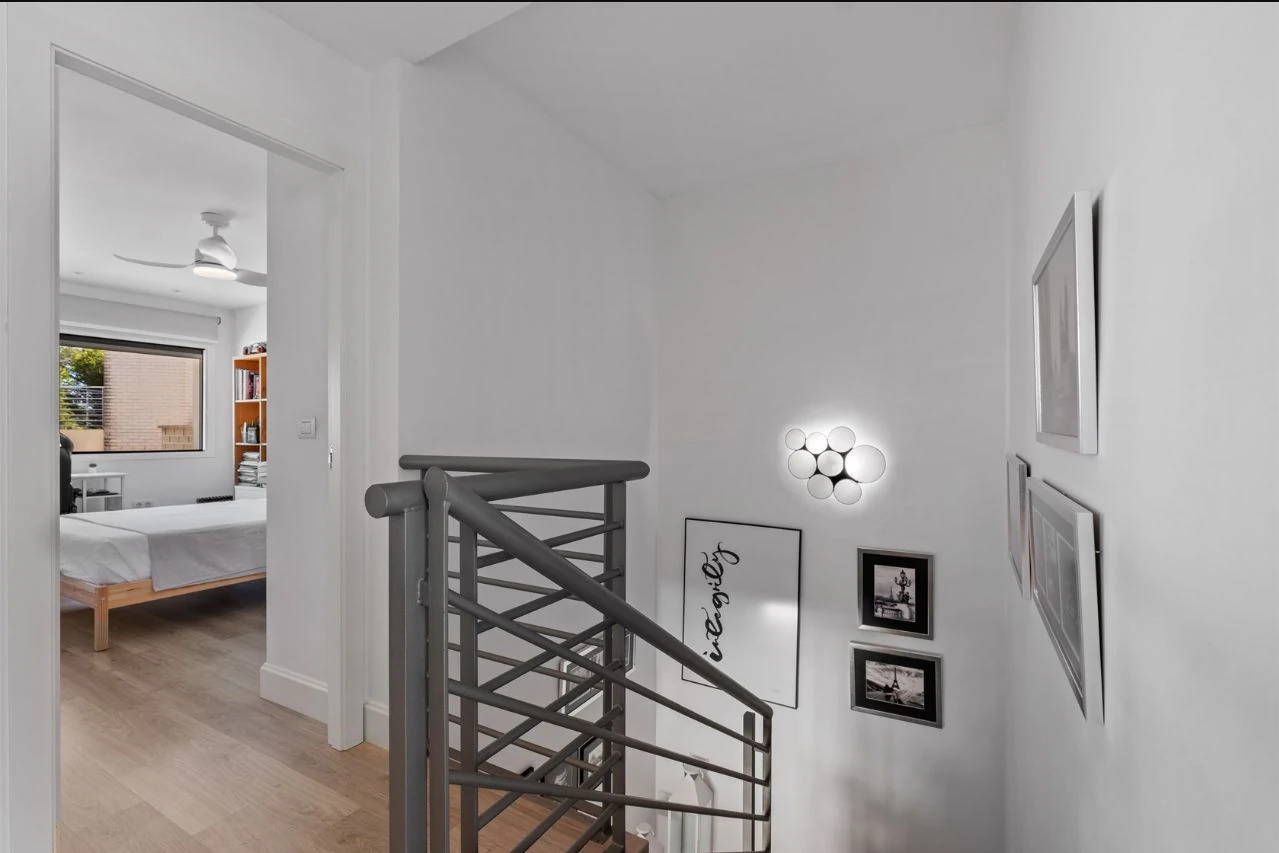 Villa moderne de deux habitations avec piscine, à deux pas de tous les services.