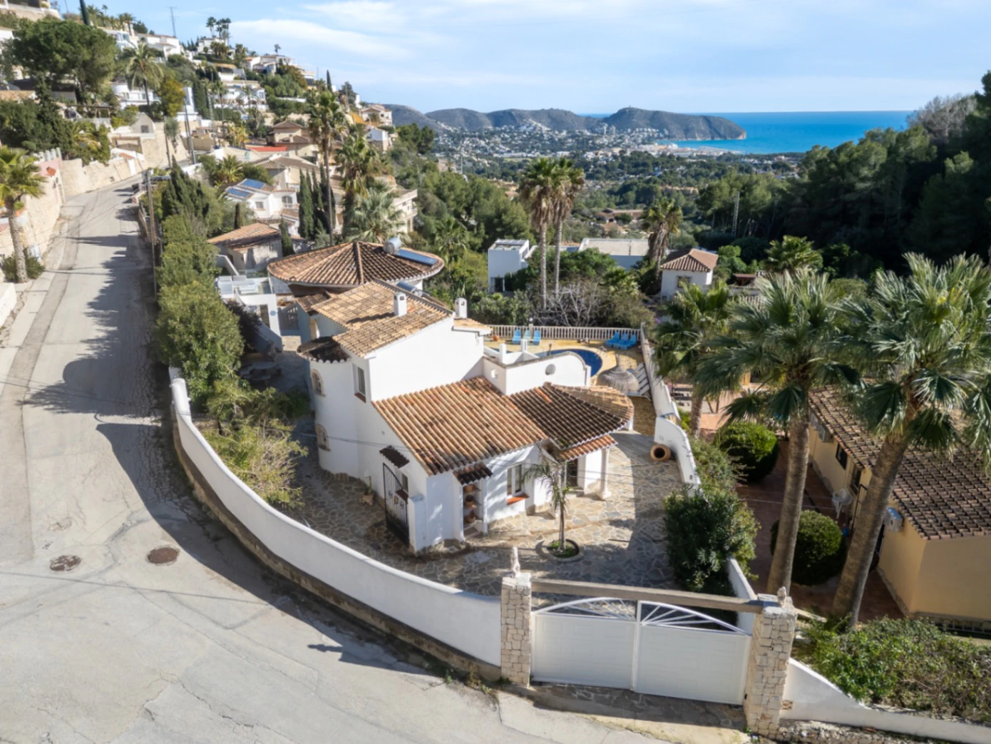 Prachtige, ruime villa met zeezicht te koop in Benimeit, Moraira