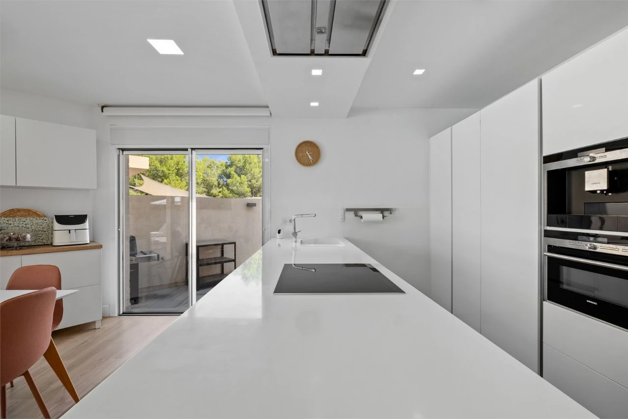 Villa moderne de deux habitations avec piscine, à deux pas de tous les services.