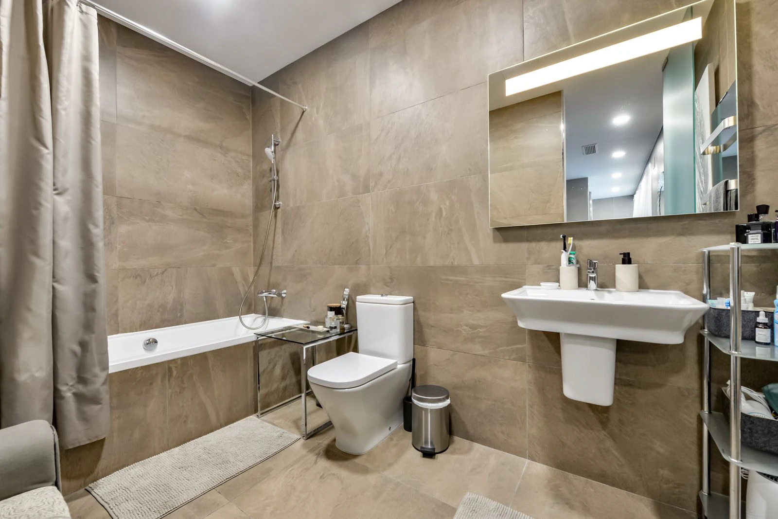 Moderne luxe villa in Sierra Cortina met een groot perceel
