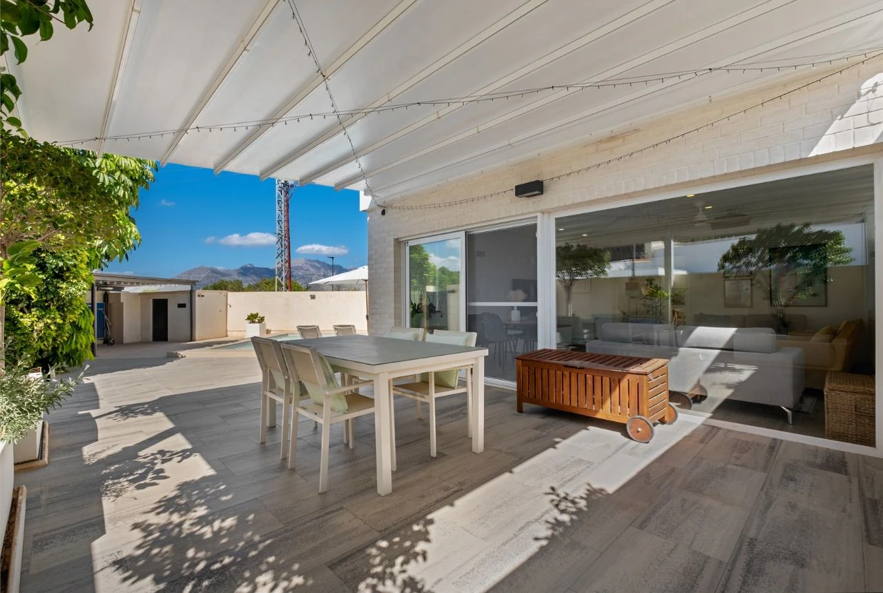 Villa moderne de deux habitations avec piscine, à deux pas de tous les services.