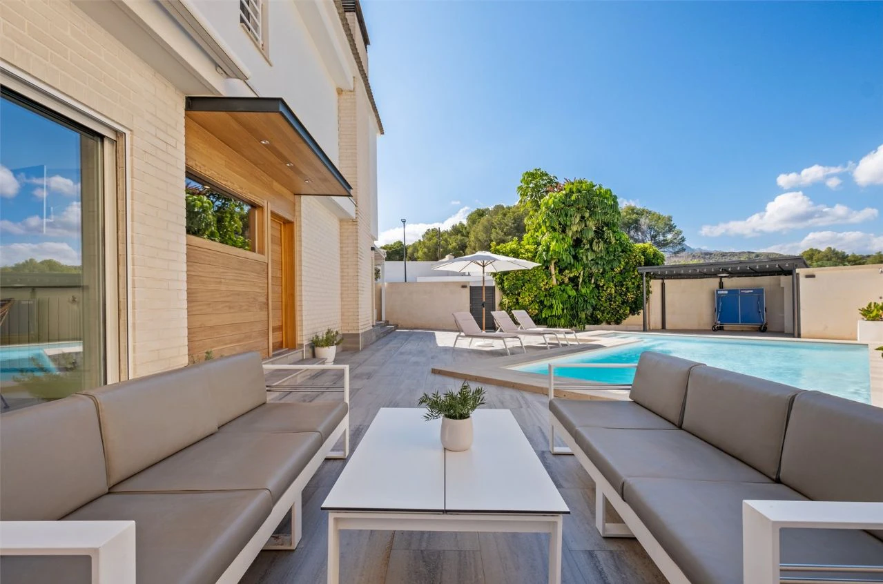 Villa moderne de deux habitations avec piscine, à deux pas de tous les services.