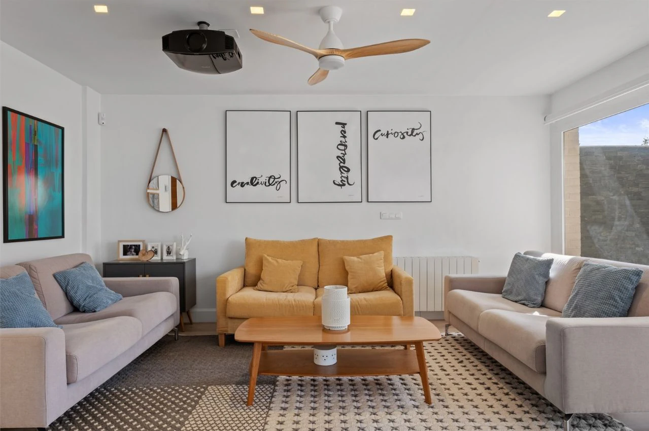 Villa moderne de deux habitations avec piscine, à deux pas de tous les services.