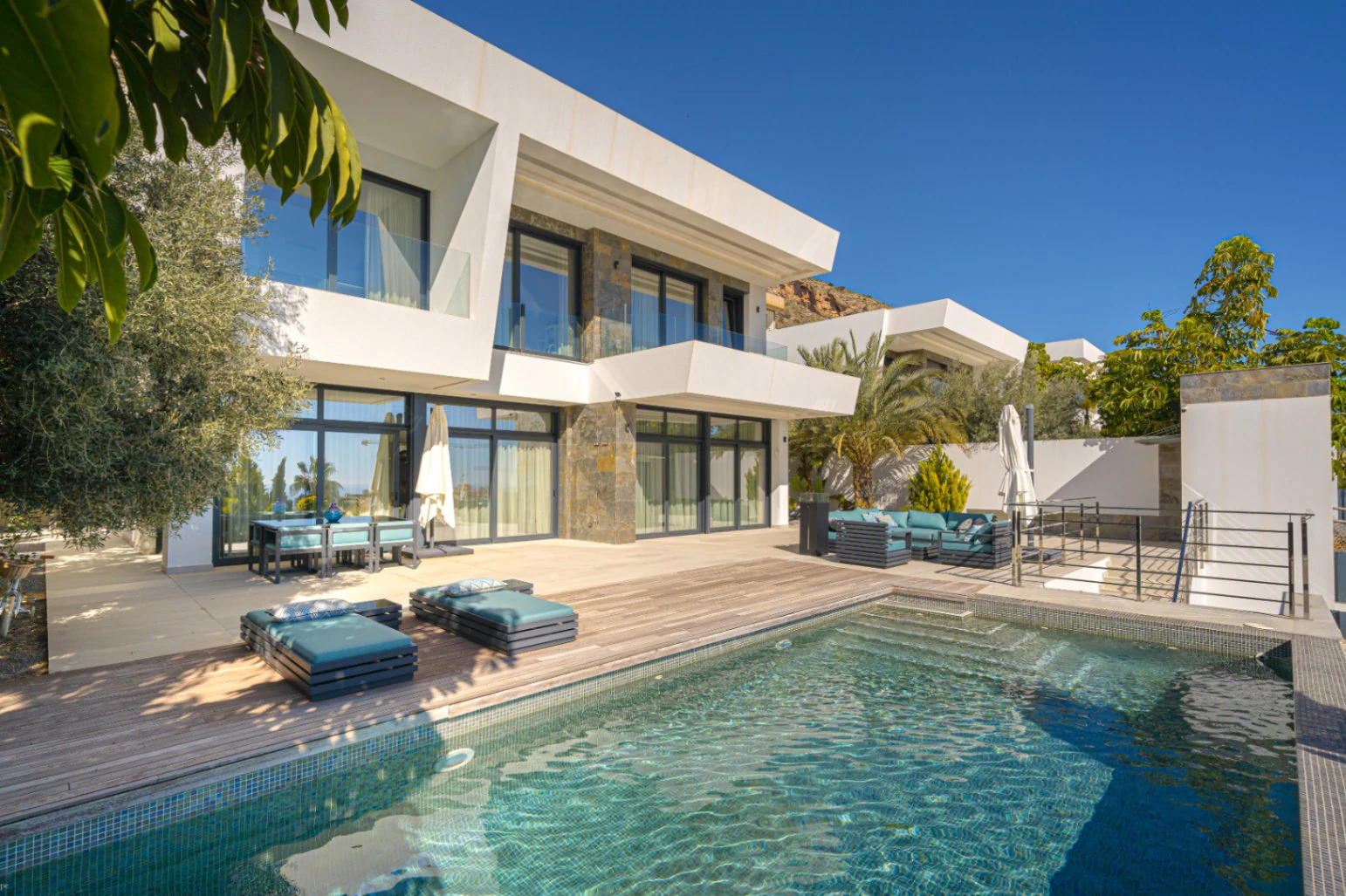 Villa moderne spacieuse avec des vues imprenables sur la mer.