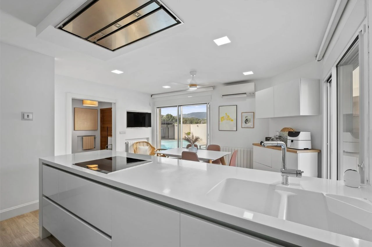 Villa moderne de deux habitations avec piscine, à deux pas de tous les services.